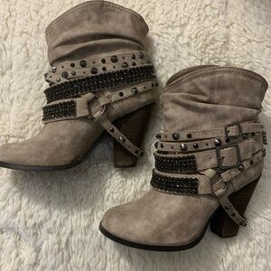 Daisy Fuentes Studded Beige Ankle Boots